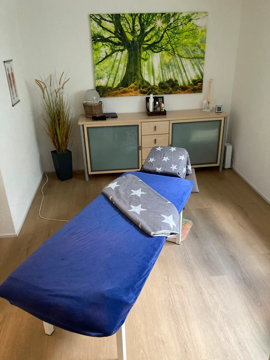 The calm massage room in Urdorf with warm light